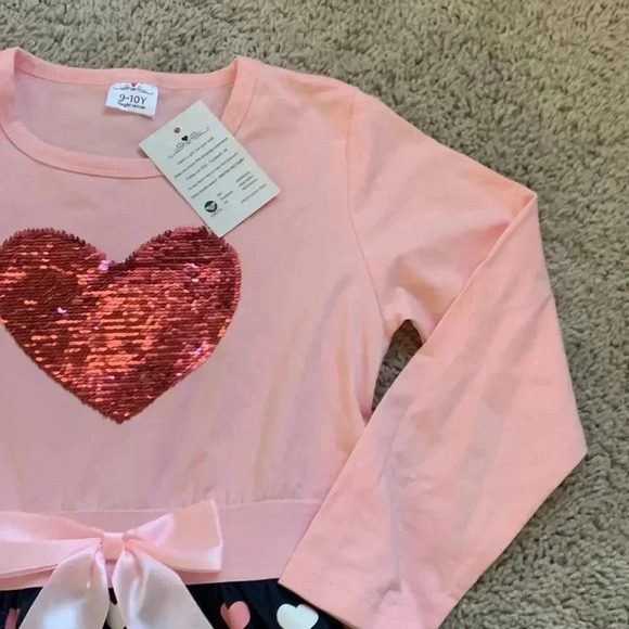 Long sleeve dress full of hearts 💗 - Picture 3 of 5